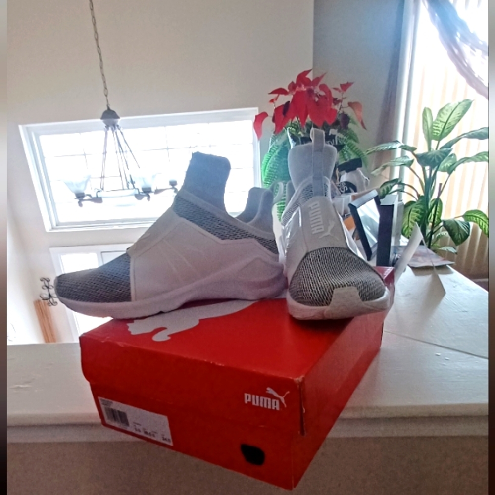 Nice Puma gym shoes 7.5 White, gray. Like New unisex